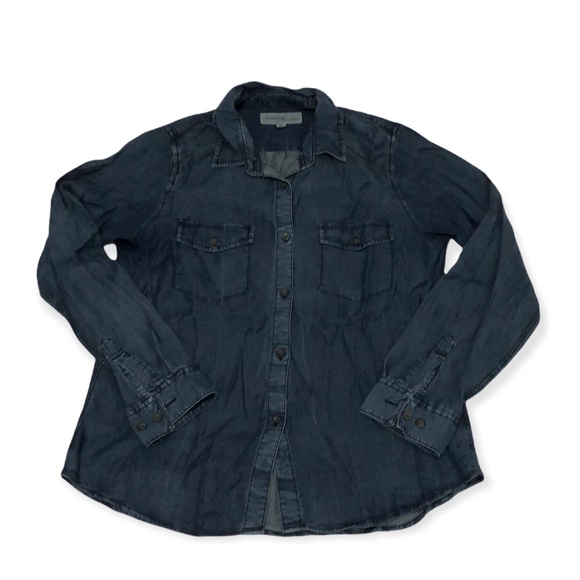 Young Hearts Run Free Tops - Young Hearts Run Free Women’s Chambray Button Down Shirt Size M